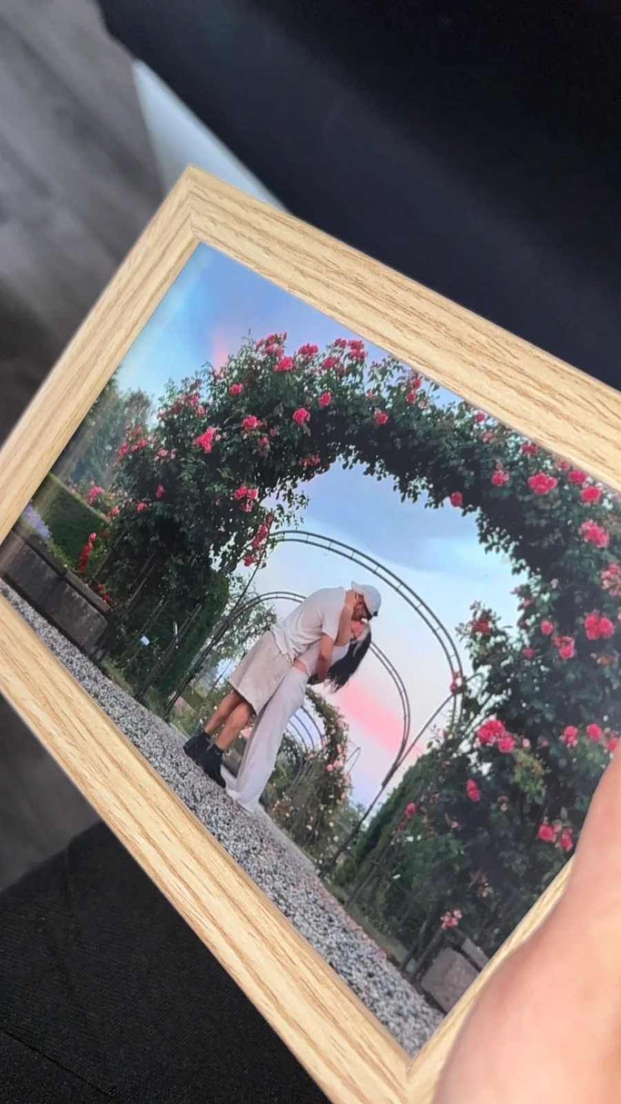Ein gemeinsamer Spaziergang unter einem Rosenbogen