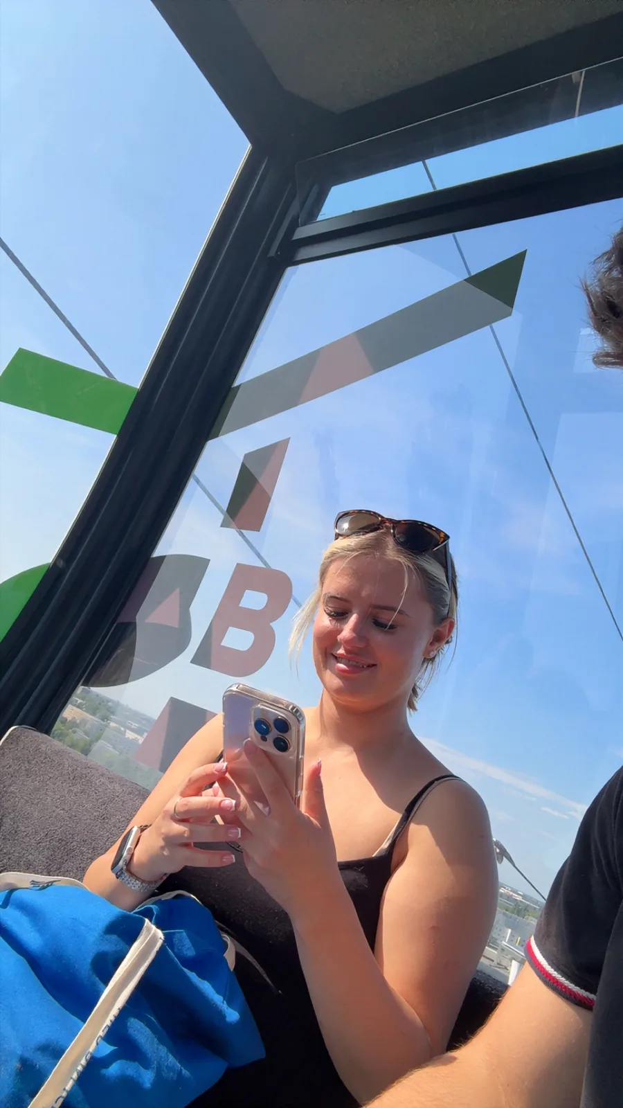Celina bei einem gemeinsamen Ausflug mit der Seilbahn