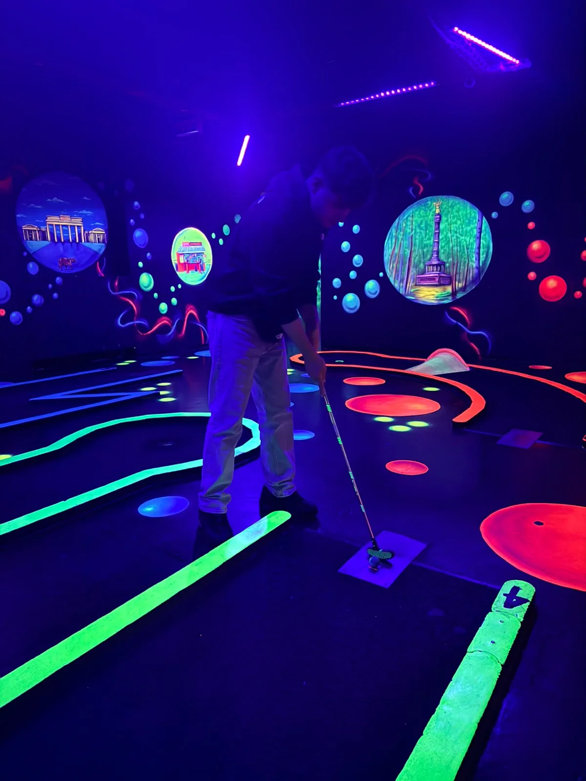 Ein gemeinsamer Abend beim Neon-Minigolf