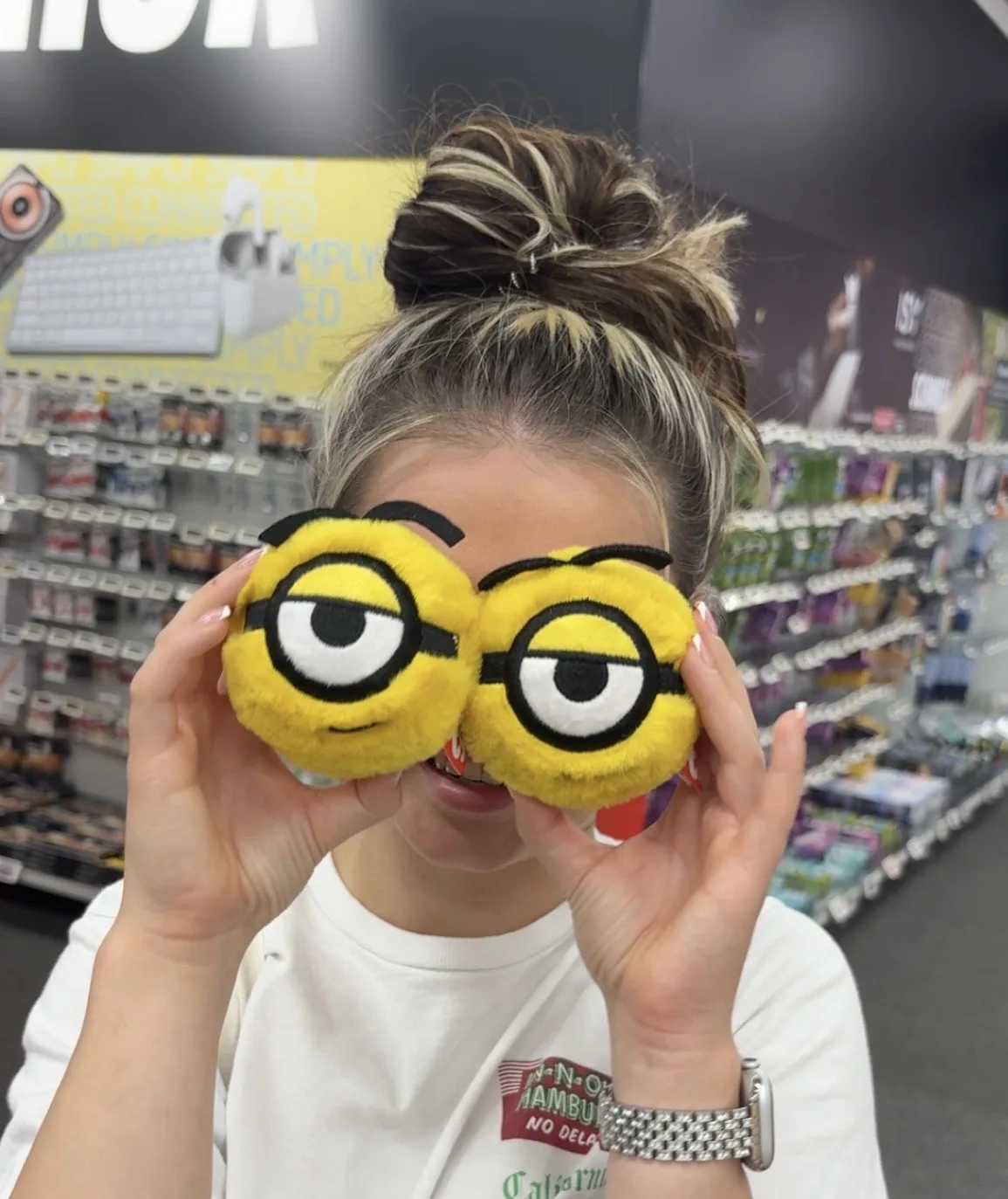 Ein lustiger Moment mit Minion-Plüschtieren