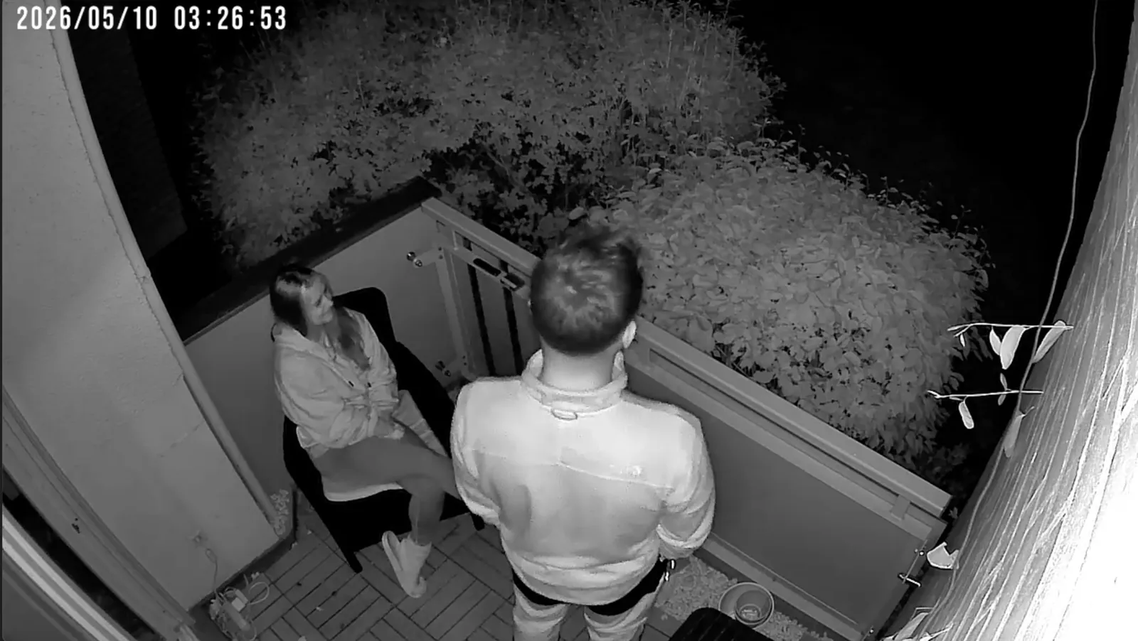 Eine gemeinsame Erinnerung auf einem Balkon bei Nacht