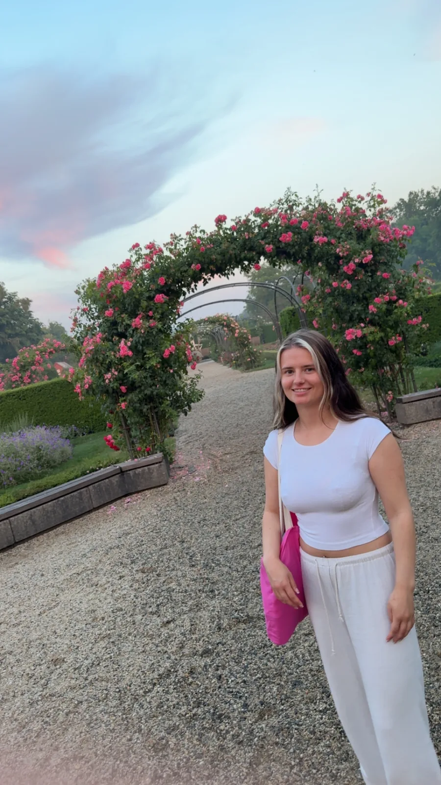 Celina unter einem Rosenbogen